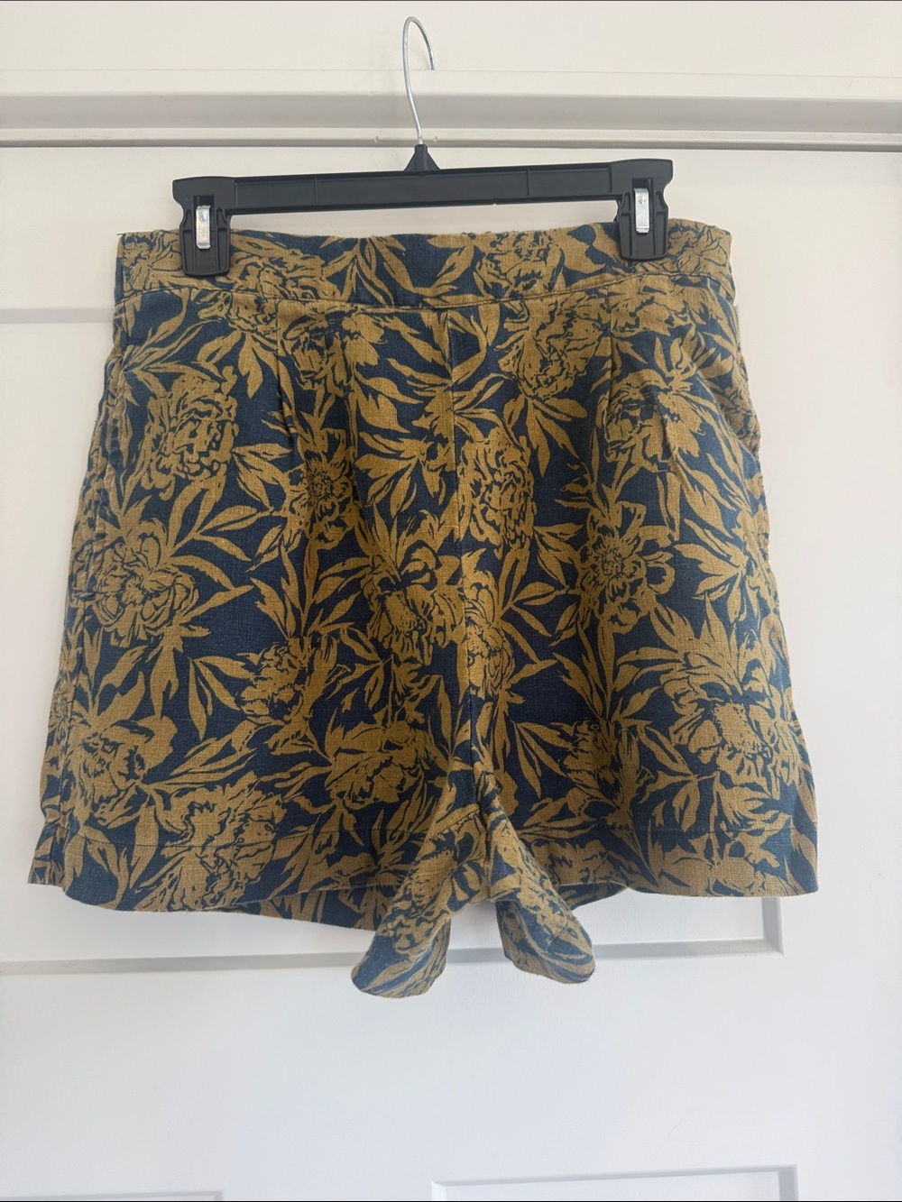 Madewell Clean Pull-On Linen
Shorts in Navy/Olive Floral  M